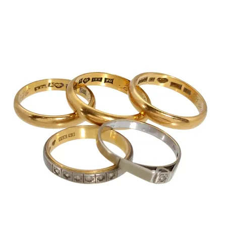 Ringar, fem st, 18K guld, slitage, gravyrer Vikt: 17,7 g