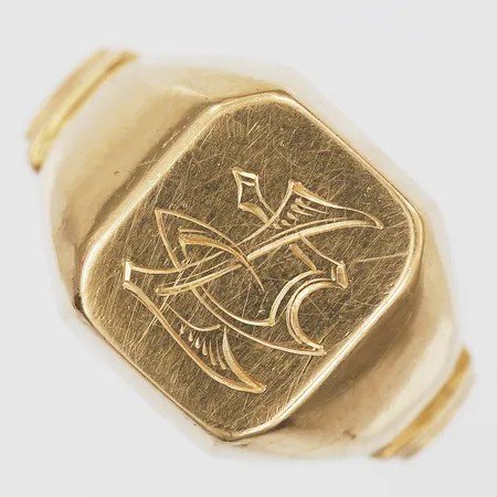 Klackring, graverad, stl: 17 ¼, överdel i 18K guld, skena i 23K guld.  Vikt: 8,8 g