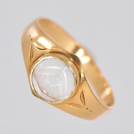 Ring med vit sten, stl 15½, repig, 18K Vikt: 1,4 g