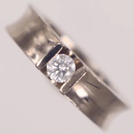 Ring med diamant 0,30ctv enligt gravyr, stl 16½, bredd 6mm, vitguld, repig, bruksskick, 18K  Vikt: 12,5 g