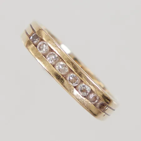 Ring med vita stenar, stl 17¾, bredd 3,2 - 4,4mm, slitet skick, 18K  Vikt: 4,3 g