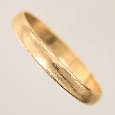 Ring slät, stl 21, bredd 3,4mm, gravyr, skev, 18K Vikt: 2,9 g
