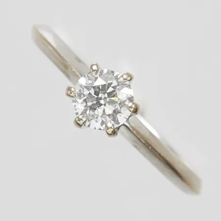 Enstensring med diamant 1 x ca.0,50ct, ca. W-TW (H-G) / P, Ø17, bredd: 1,6-6,2mm, diamanter i fattningen 2 x ca.0,01ct, vitguld, behov av omrodiering, 18K Vikt: 2,8 g