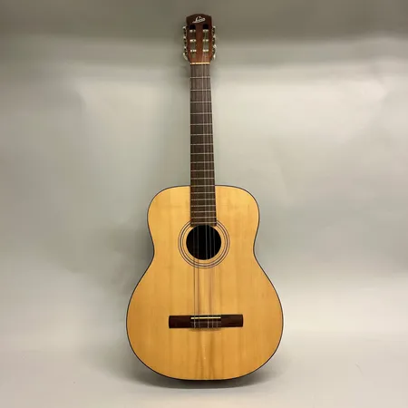 Akustisk gitarr Levin LG 8, serienummer 531493, saknar en sträng, märken, nagg, mjuk fodral.  Skickas med Bussgods eller PostNord