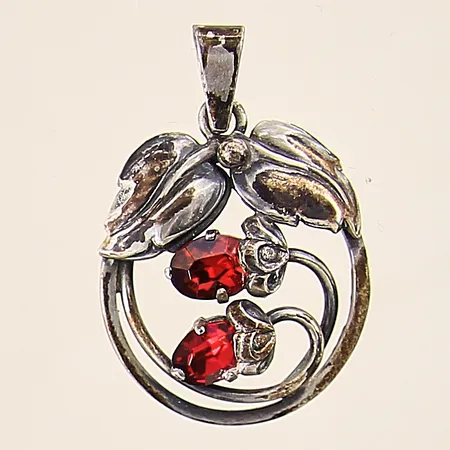 Hänge med röda stenar, 35x23,5mm, silver 830/1000 Vikt: 4,9 g