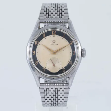 Herrur Omega i stål med band i stål (ej original). Boett Ø 36 mm, manuellt urverk, repigt plexiglas (original). Går ej som den ska, servicebehov. Ej öppnad.