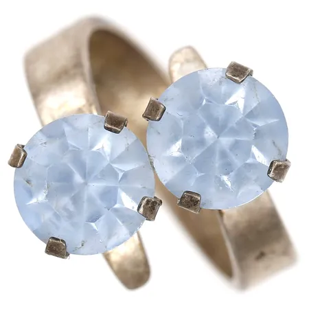 Ring med ljusblå stenar, stl 16½, Bengt Hallberg, bredd 4-15mm, skev, stenar med mindre nagg, silver.  Vikt: 3,9 g