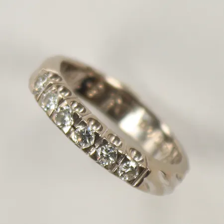 Ring med diamanter totalt 0,29ct enligt gravyr, stl ca 16½, bredd 4mm, gravyr, vitguld, 18K Vikt: 4,7 g