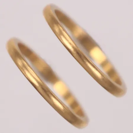 2 ringar släta, gravyr, 20K  Vikt: 6,2 g