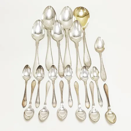 Diverse silverbestick, delvis gravyrer, 830/1000 silver Vikt: 446,4 g