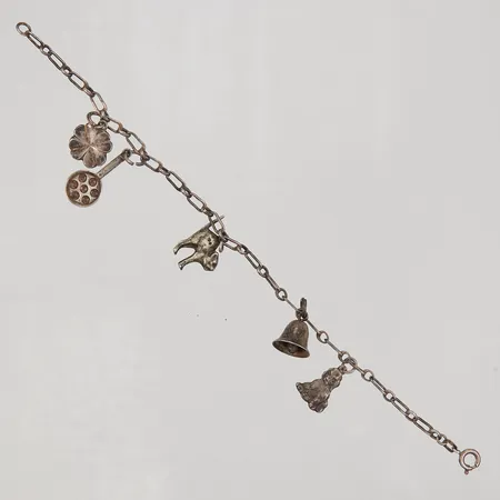 Armband med fem berlocker, längd 18cm, bredd 2,5mm, silver  Vikt: 8,3 g