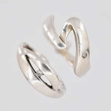 2 Ringar, stl 16,17, skeva skenor, silver 925/1000 Vikt: 7,8 g