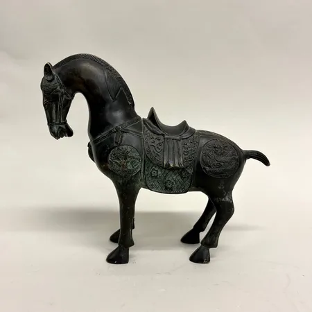 Skulptur, Tanghäst, höjd 21,5cm, längd 26cm, 1900-tal, Kina, märken, slitage, patinerad brons Skickas med postpaket.