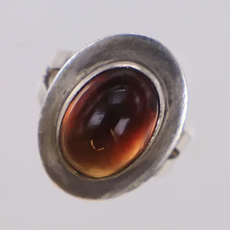 Ring med bärnsten, stl 17, reglerbar, bredd 20,8mm, otydlig stämpel, kattfot,  830/1000 silver Vikt: 6,9 g