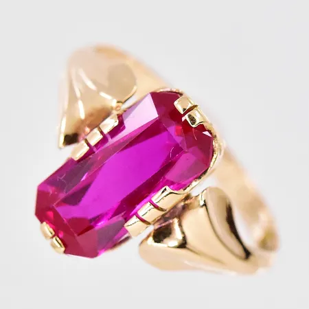 Ring med röd sten, stl 17½, ovandel bredd 12,8mm, graverad, 14K Vikt: 2,4 g