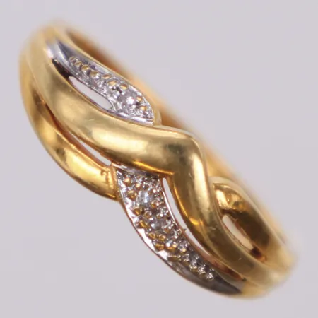 Ring med åttkantslipade diamanter ca 0,02ctv, stl 17¾, bred 6,0mm, 18K Vikt: 3,4 g