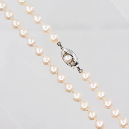 Pärlcollier, 65cm, pärlor ca Ø 6,5-6,8mm, fin lyster, lås 9x13mm, vitguld 18K Vikt: 0 g