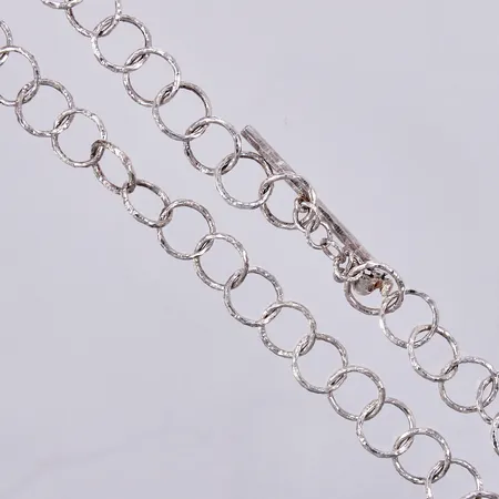 Collier, Sandberg Sweden AB, med hänge sköldpadda, längd: ca 46cm, bredd: ca 12mm, 925/1000 silver  Vikt: 30,4 g
