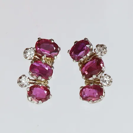 Ett par örhängen med ovalslipade Rubelliter, rosa turmaliner, 6 x ca 0,25ct samt briljantslipade diamanter 4 x ca 0,02ct, 13x7mm, vitguld 18K. Vikt: 2,9 g