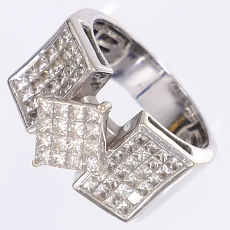 Ring med prinsesslipade diamanter 16x ca 0,02ct, 48x ca 0,01ct, stl 18, bredd 5-11mm, tjocklek 1-8mm, ostämplad, vitguld 18K Vikt: 9,8 g
