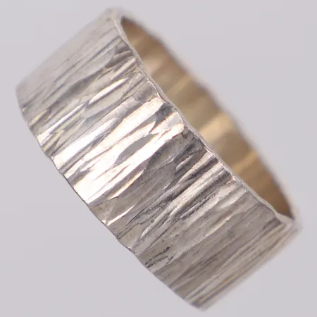 Ring, stl 23, bredd 11,5mm, mönsterdekor, silver  Vikt: 11,8 g