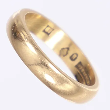Ring, slät, stl 17¾, bredd 4mm, gravyr, 18K Vikt: 5,7 g