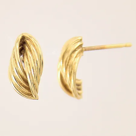 Ett par örhängen med dekor, 12x7mm, stopp saknas, något skeva stift, 18K  Vikt: 1,6 g