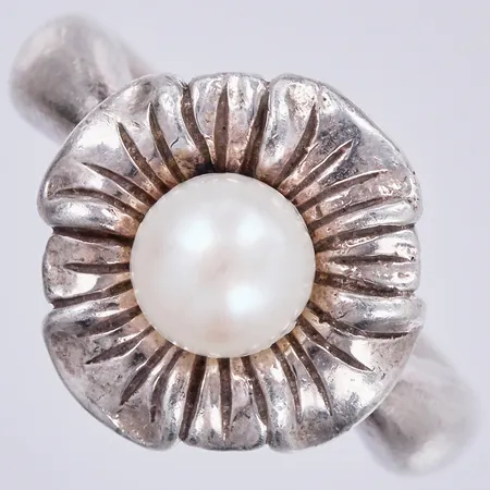 Ring med odlad pärla, stl: 17 ¼, bredd ca 2-14mm, 925/1000 silver Vikt: 5,8 g