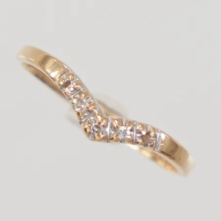 Ring, stl 16¾, bredd 1,7- 2,8mm, åttkantslipade diamanter 4x 0,01ct, en sten saknas, skev skena, 18K,  Vikt: 1,4 g