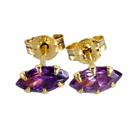 Örhängen, 18K guld, lila stenar, Guldfynd (GHA), örhängenas storlek 3,3 x 6 mm, originalploppar Vikt: 0,5 g