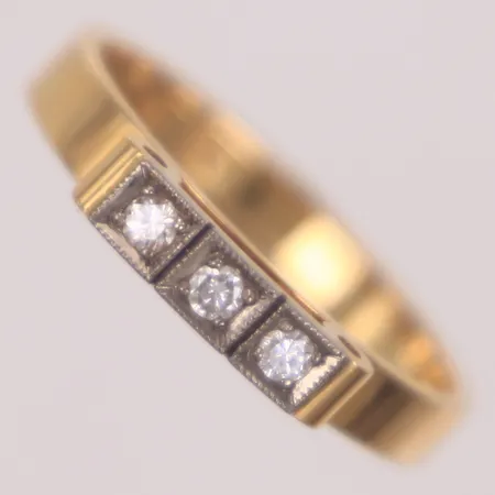 Ring med diamanter 3xca0,03ct, stl 17, bredd 3mm, 18K  Vikt: 3,1 g