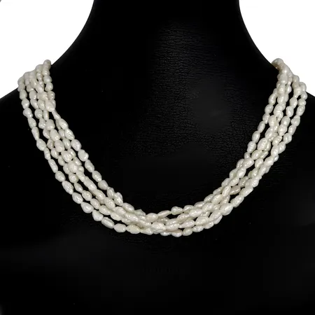 Pärlcollier, femradig modell, lås i gulmetall, låsets diameter 10 mm, collierets totala längd 43 cm, odlade pärlor ca 4x6 mm, blåvitrosa ton, mycket god lyster
