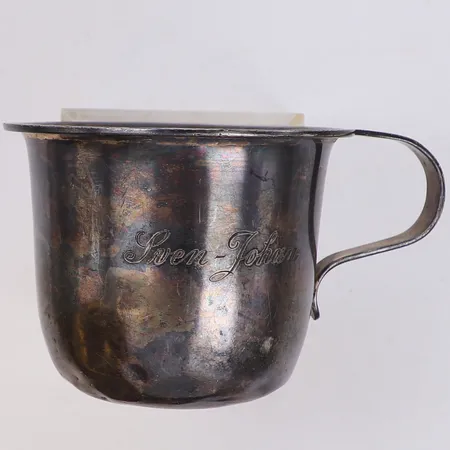 Mugg, höjd 60mm, gravyr, bucklor, 830/1000 silver Vikt: 83,5 g