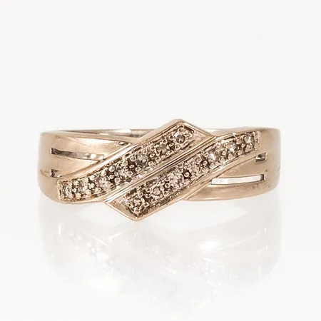 Ring i 18K vitguld med 14 x ca 0,01ct 8/8 slipade diamanter. Den är i storlek 19¼, är 3  - 9 mm bred och väger 4,5g. Stämplad GHA, 18K. Bortnött rhodiumyta. 