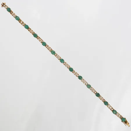 Armband med diamanter 42 x ca 0,015ct samt smaragder, längd: ca 19cm, bredd: 4 mm, saknar stämplar, 18K guld. Vikt: 13,8 g