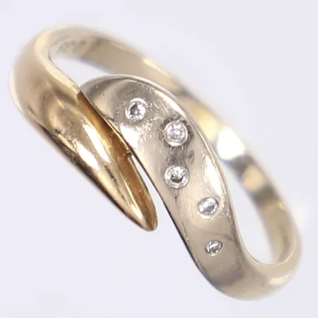 Ring med diamanter totalt 0,035ctv enl. gravyr, stl 19, bredd 1,5-8mm, rödguld/vitguld 18K Vikt: 3,6 g