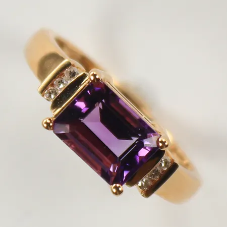 Ring med lila sten, stl 16½, bredd 2-5mm, 18K, bruttovikt 3,4g Vikt: 3,4 g