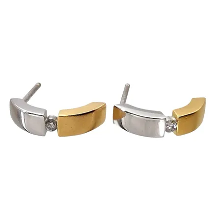Diamantörhängen, 18K guld, tvåfärgad modell, delvis matterade, Diamanter 2 x 0,01ct, örhängenas längd 12 mm, bredd 3 mm, ploppar saknas, fint skick Vikt: 1,6 g