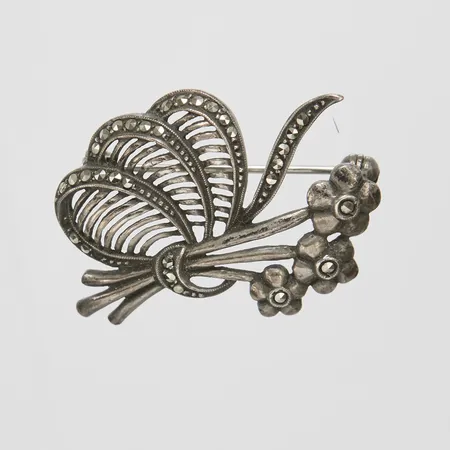 Brosch, markasiter, längd ca 35mm, bredd 25mm, saknar sten, 835/1000 silver Vikt: 6,1 g