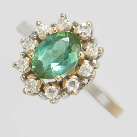 Karmoséring med en grön turmalin ca.7x5mm samt diamanter 10 x ca.0,015ct, Ø15½, bredd: 2-12,5mm, vitguld, 18K  Vikt: 3,6 g