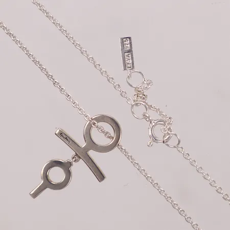 Collier, Little Feminine Pendant, Efva Attling, längd 42- 45cm, hängets mått 25x16mm, 925/1000 silver. Nypris 1500kr Vikt: 4,1 g