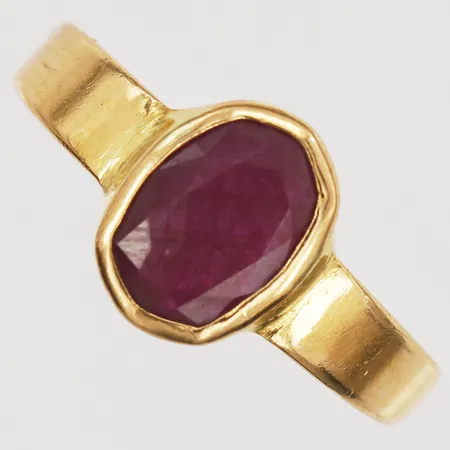 Ring med röd sten, stl: 15½, bredd: 3 - 9 mm, 22K guld. Vikt: 3,2 g