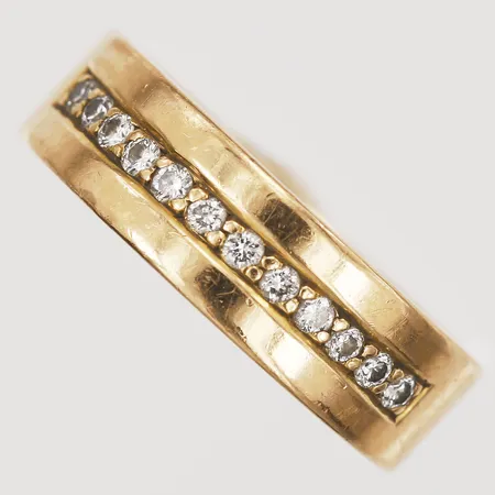 Ring med diamanter ca 12x0,001ct, PCHFB Production AB årsstämpel saknas,  stl: 17, bredd ca 6mm, graverad,18K Vikt: 8,3 g