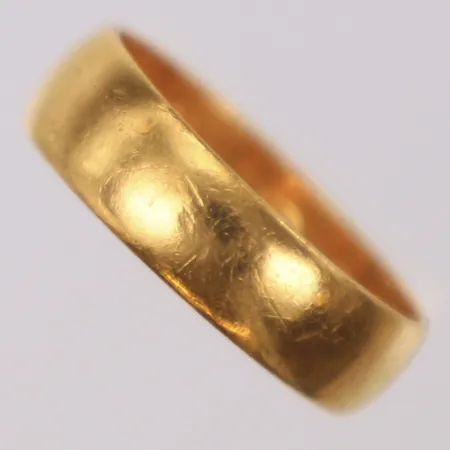 Ring, gravyr, repig, 23K  Vikt: 4,8 g