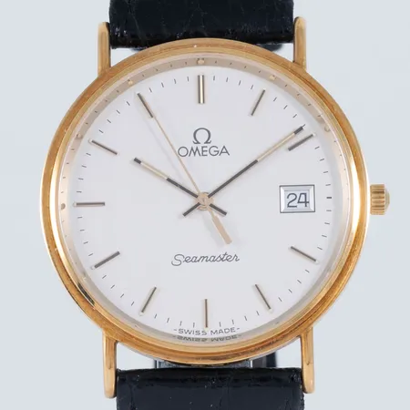 Herrur Omega Seamaster i 18K guld med svart läderband (original), boett Ø 32,5 mm, safirglas, datum, quartz. Framstår oanvänd. Går ej, batteribyte krävs? Gravyr "För mångårig tjänst", namn & år. Bruttovikt: 27,8g. 