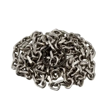 Halskedja Pansar, silver, defekt, en ring i oädel metall Vikt: 16,8 g