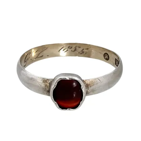Antik Ring, silver, Granat, Peter Romare Helsingborg (verksam 1841-1867), samtida gravyr inuti skenan och årtalet 1855, Ø19¾ mm, bredd 3,5-7 mm, fint åldersrelaterat skick  Vikt: 1,7 g