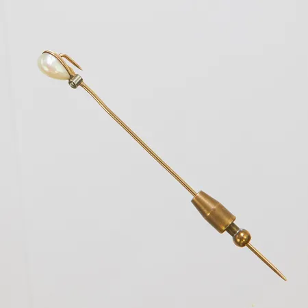 Kravattnål, odlade sötvattenpärla, diamant 1 x ca 0,02ct, längd ca 80mm, bredd 1,5-5,5mm, stopper i oädel metall, skev nål, 18K, bruttovikt: 3,4g Vikt: 3,4 g