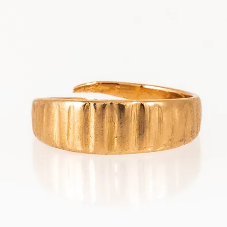 Ring, Stora Fjäderägg i 18K guld. Den är i storlek 20½, är 3 - 7 mm bred och väger 6,5g. Öppen. Originalet till denna kopia hittades på Stora Fjäderägg (Holmön) 1911 av fyrvaktarens dotter Emelia Pettersson. Ringen dateras till äldre medeltid. Ojämnheter. 