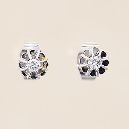 Ett par örhängen med diamanter 2 x ca 0,04ct, Ø4,6mm, vitguld, 18K Vikt: 1,1 g